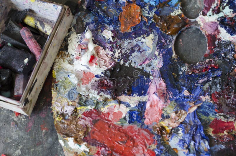 La palette du ` s d'artiste avec des morceaux de craie photo stock La palette du ` s d'artiste avec des morceaux de craie photo stock