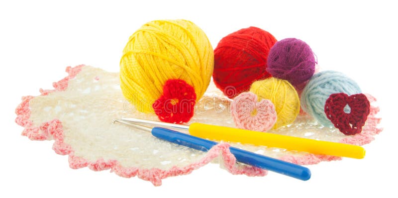 La palla gialla, rossa, blu, grigia di filato, lavora all'uncinetto il rosso, i cuori rosa o fotografia stock libera da diritti La palla gialla, rossa, blu, grigia di filato, lavora all'uncinetto il rosso, i cuori rosa o fotografia stock libera da diritti