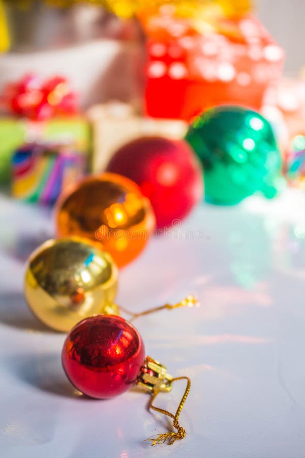 La palla rossa sulla parte anteriore fotografie stock