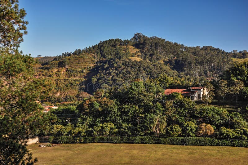 La panoramica delle colline con il legno e della casa nell'alba, vicino a Monte Alegre fa Sul fotografie stock libere da diritti La panoramica delle colline con il legno e della casa nell'alba, vicino a Monte Alegre fa Sul fotografie stock libere da diritti