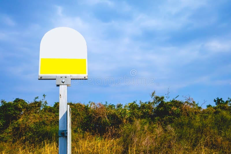 La parada de autobús firma adentro el cielo azul fotografía de archivo libre de regalías La parada de autobús firma adentro el cielo azul fotografía de archivo libre de regalías
