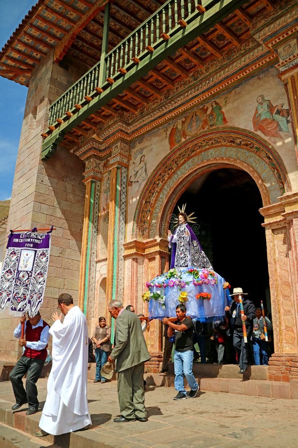 La parata dell'Ascensione di San Pedro de Apostol de Andahuaylillas Church, regione di Cusco, Perù immagine stock libera da diritti La parata dell'Ascensione di San Pedro de Apostol de Andahuaylillas Church, regione di Cusco, Perù immagine stock libera da diritti