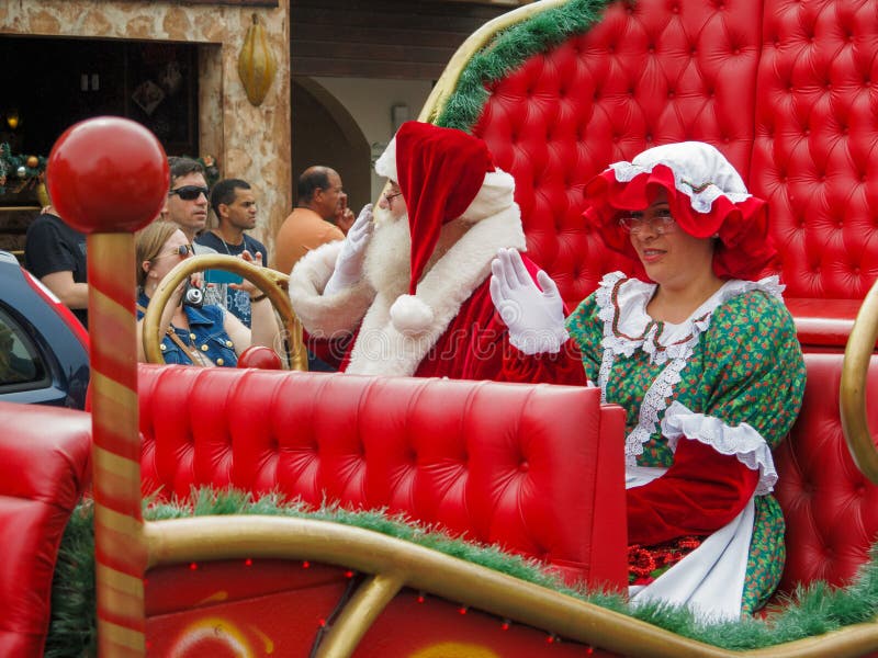 La parata natalizia Mama e Babbo Natale applaudono la folla Gramado Serra Gaucha Rio Grande do Sul Brasile immagini stock libere da diritti