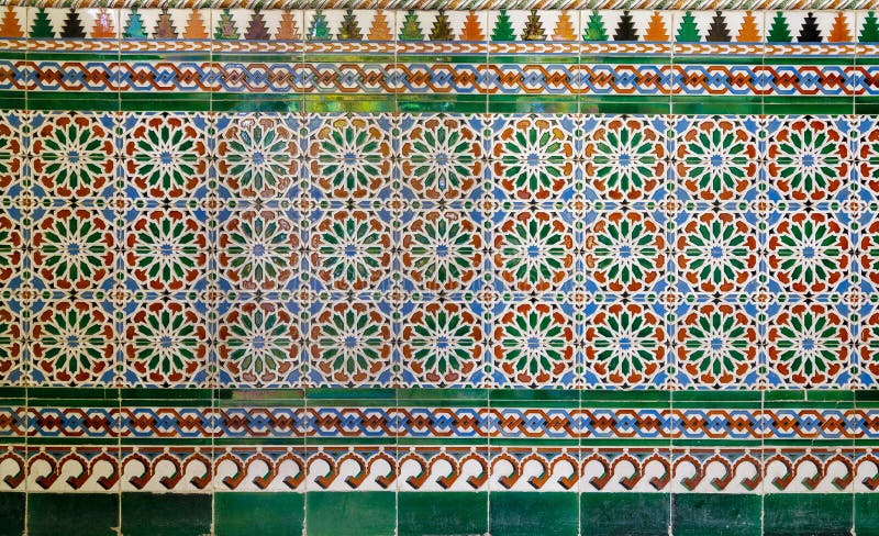 La pared con estilo del otomano esmaltó las baldosas cerámicas adornadas con las ornamentaciones florales manufacturadas en Iznik imagen de archivo libre de regalías La pared con estilo del otomano esmaltó las baldosas cerámicas adornadas con las ornamentaciones florales manufacturadas en Iznik imagen de archivo libre de regalías