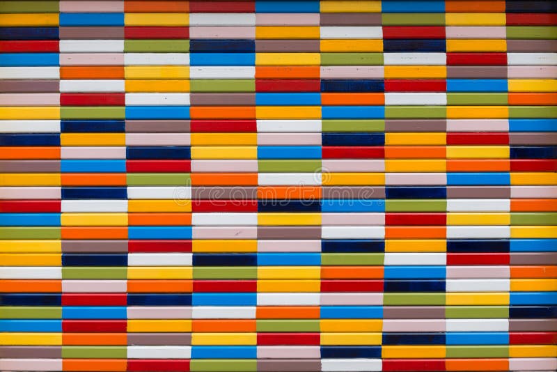 La pared está pintada con líneas o rectángulos de colores. superficie de tablas de madera delgadas foto de archivo