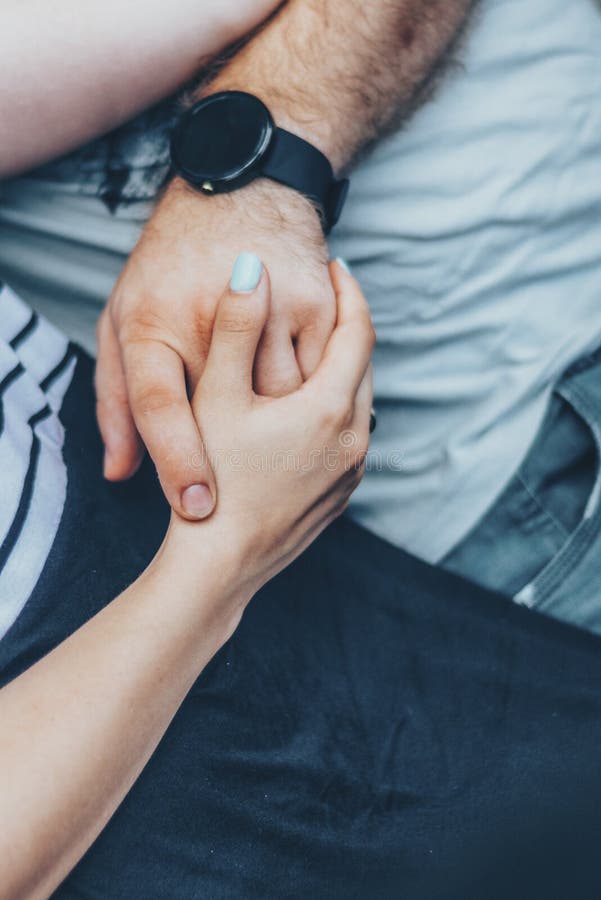 La Pareja Está Sosteniendo Sus Manos Con Manicura Y Reloj Foto de archivo - Imagen de amor, sunset: 174326360 La Pareja Está Sosteniendo Sus Manos Con Manicura Y Reloj Foto de archivo - Imagen de amor, sunset: 174326360