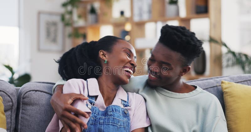 La pareja negra se abraza y la cara con salón con una broma divertida y riéndose en casa. apoyo al matrimonio de amor y confianza