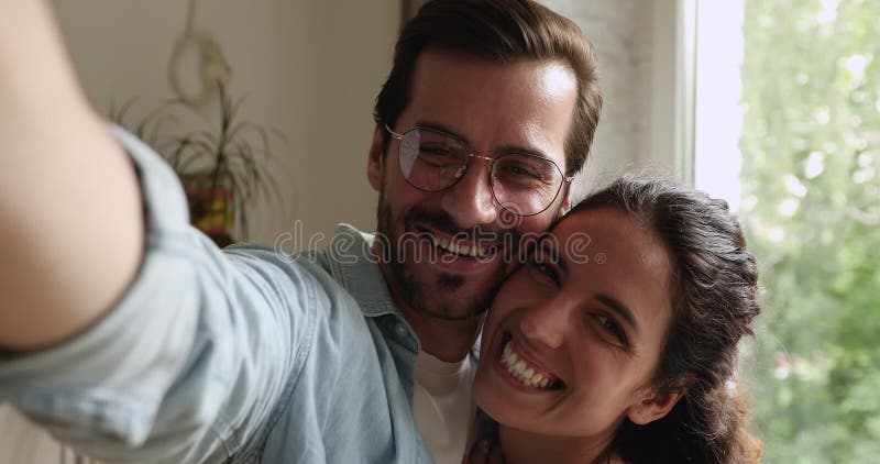 La pareja que se está quedando callada se siente muy contenta al mirar la cámara webcam view almacen de metraje de vídeo