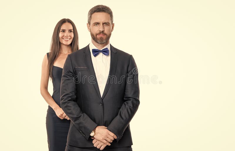 La pareja romántica pasa tiempo juntos. Dos hombres y mujeres en la pancarta del Día de San Valentín. Bonita pareja de novios. Muj foto de archivo