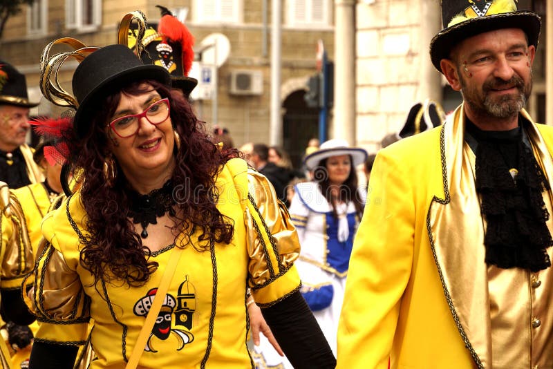 Mujeres Mayores Vestidas Con Disfraces De Vendedoras De Palomitas En El  Desfile De Carnaval Foto de archivo editorial - Imagen de muchedumbre,  mascarada: 174212143