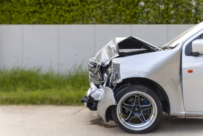 La parte anteriore di grande nocivo di accidentalmente dell'automobile grigio chiaro e rotta su parcheggio della via della città fotografie stock La parte anteriore di grande nocivo di accidentalmente dell'automobile grigio chiaro e rotta su parcheggio della via della città fotografie stock