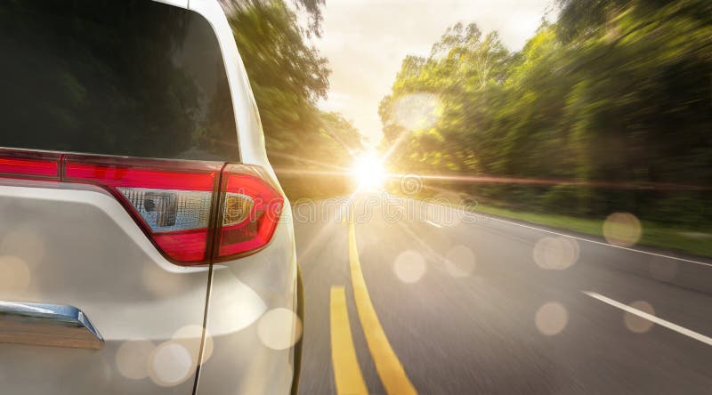 La parte posteriore alta vicina dell'automobile sta correndo sulla strada asfaltata di estate fotografia stock libera da diritti La parte posteriore alta vicina dell'automobile sta correndo sulla strada asfaltata di estate fotografia stock libera da diritti