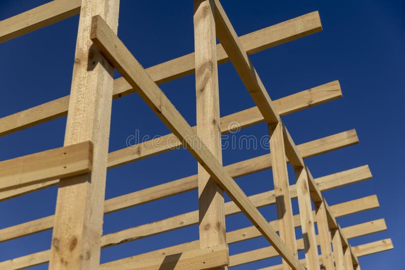 La partie en bois de la structure préfabriquée d'un bâtiment à ossature images libres de droits