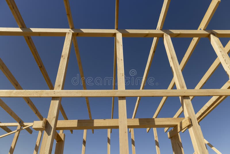 La partie en bois de la structure préfabriquée d'un bâtiment à ossature photographie stock libre de droits