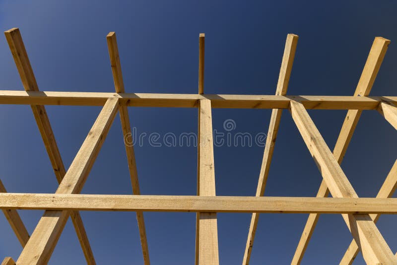 La partie en bois de la structure préfabriquée d'un bâtiment à ossature image libre de droits