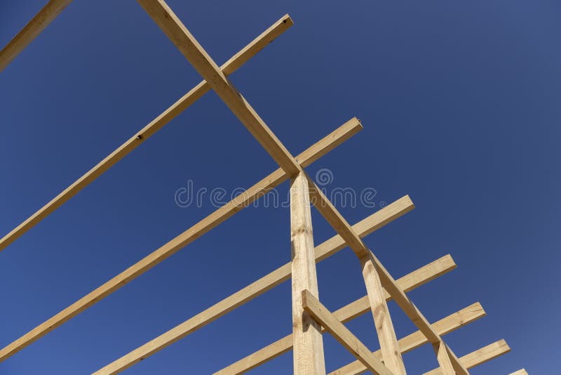 La partie en bois de la structure préfabriquée d'un bâtiment à ossature photos libres de droits