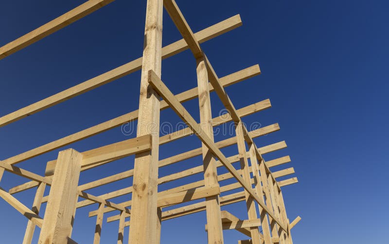 La partie en bois de la structure préfabriquée d'un bâtiment à ossature photographie stock libre de droits