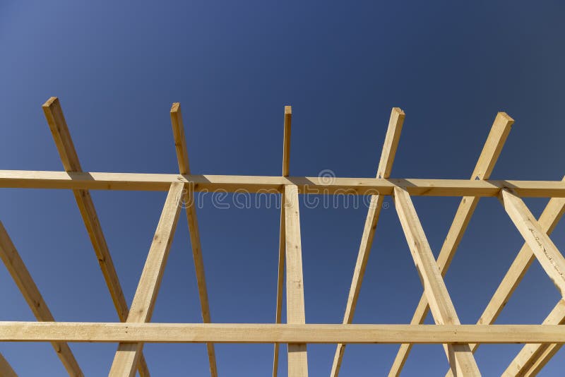 La partie en bois de la structure préfabriquée d'un bâtiment à ossature photos libres de droits