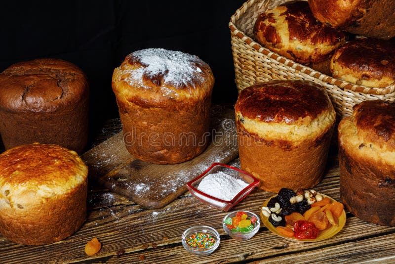 La pasqua torte frutta secche di zucchero in polvere su una tavola fotografia stock La pasqua torte frutta secche di zucchero in polvere su una tavola fotografia stock