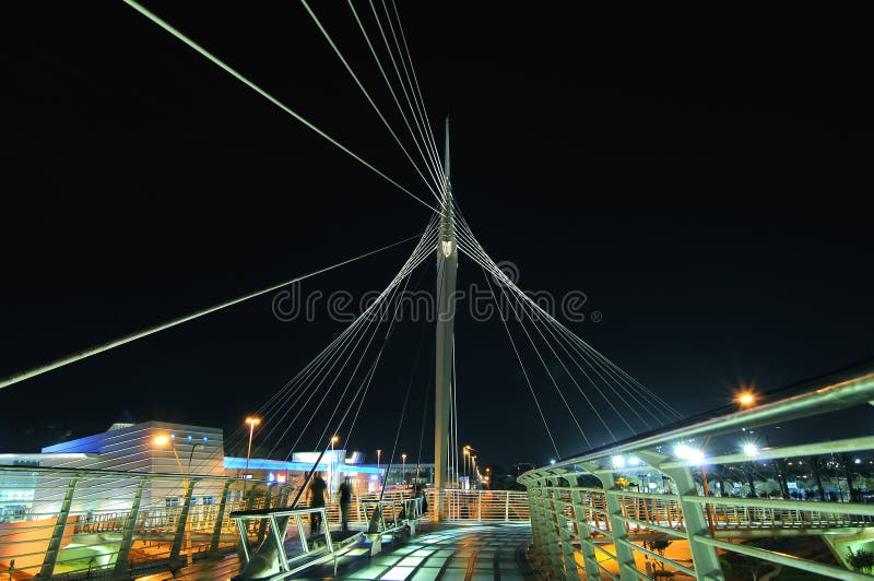 La passerelle piétonnière de Calatrava dans Petah Tikva, Isra photos libres de droits La passerelle piétonnière de Calatrava dans Petah Tikva, Isra photos libres de droits