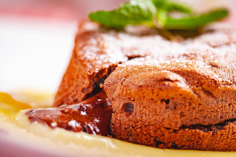 La pasta de azúcar del chocolate sirvió con crema de las natillas en la placa blanca Receta de la torta de la lava imágenes de archivo libres de regalías La pasta de azúcar del chocolate sirvió con crema de las natillas en la placa blanca Receta de la torta de la lava imágenes de archivo libres de regalías