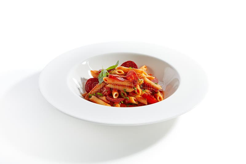 La pasta italiana con salame, pomodori affumicati freddi si chiude su fotografia stock La pasta italiana con salame, pomodori affumicati freddi si chiude su fotografia stock