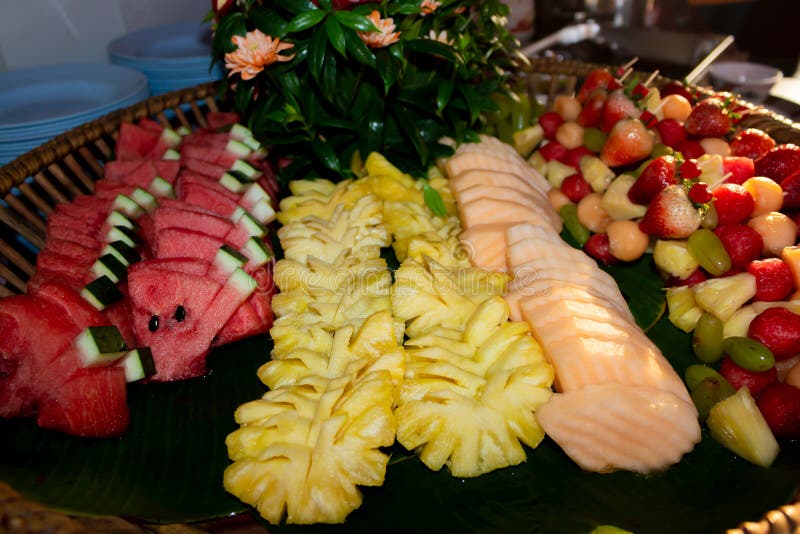 La pastèque et la coupe fraîche d'ananas en morceaux, placés dans la banane laisse tout préparé photos stock La pastèque et la coupe fraîche d'ananas en morceaux, placés dans la banane laisse tout préparé photos stock