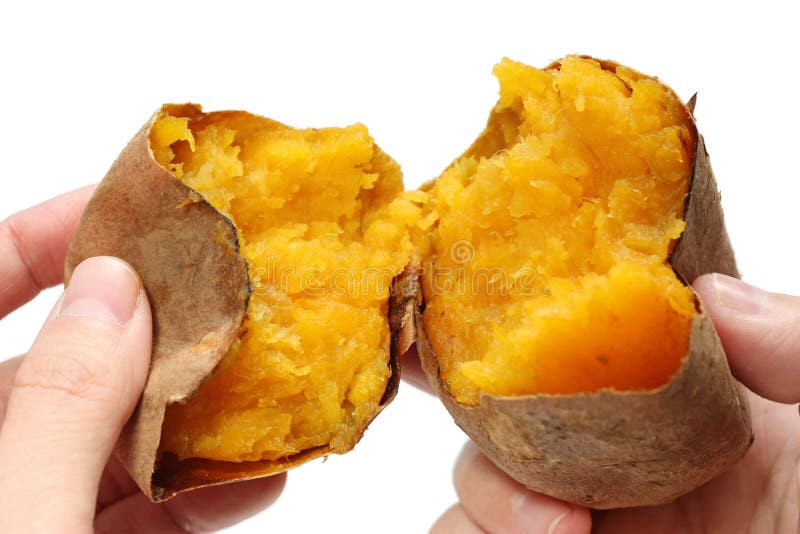 La patata dolce cotta ha diviso a metà a mano