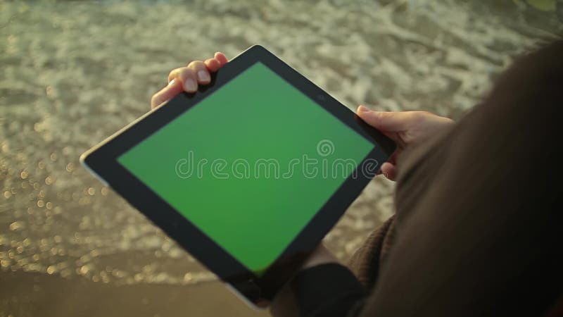 La PC de la tableta de las aplicaciones de la mujer en la playa greenscreen almacen de metraje de vídeo