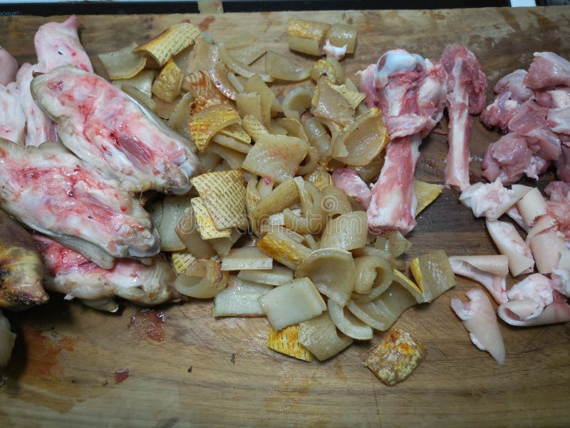 La peau de porc et les trotteurs de porc ont coupé sur un conseil en bois image libre de droits La peau de porc et les trotteurs de porc ont coupé sur un conseil en bois image libre de droits