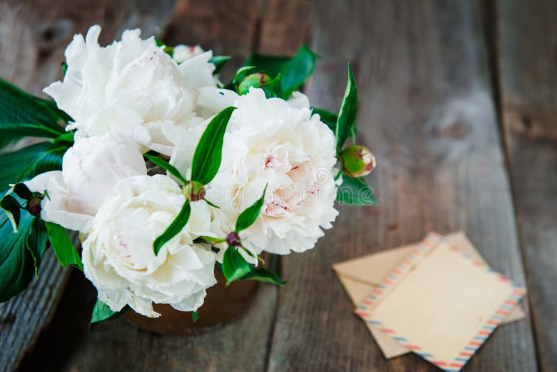 La peonía blanca de la visión superior florece el ramo, la tarjeta de felicitación en blanco y el sobre de papel del arte en el v fotos de archivo La peonía blanca de la visión superior florece el ramo, la tarjeta de felicitación en blanco y el sobre de papel del arte en el v fotos de archivo