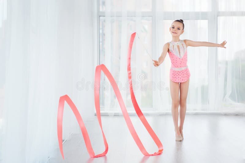La Pequeña Muchacha Hermosa Del Gimnasta En El Vestido Rosado De La Ropa De Deportes, Haciendo Ejercicio De La Gimnasia Rítmica T Imagen de archivo - Imagen de poco, aptitud: 95065191 La Pequeña Muchacha Hermosa Del Gimnasta En El Vestido Rosado De La Ropa De Deportes, Haciendo Ejercicio De La Gimnasia Rítmica T Imagen de archivo - Imagen de poco, aptitud: 95065191