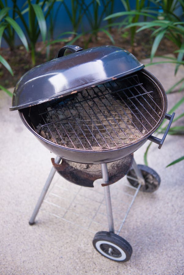 La Pequeña Parrilla De La Barbacoa Para La Comida Campestre Imagen