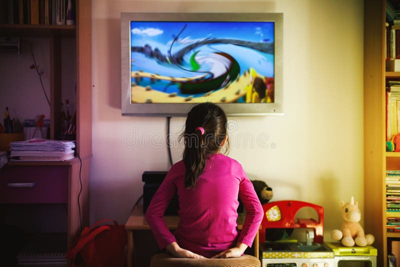 La pequeña muchacha está mirando una historieta imagen de archivo libre de regalías La pequeña muchacha está mirando una historieta imagen de archivo libre de regalías