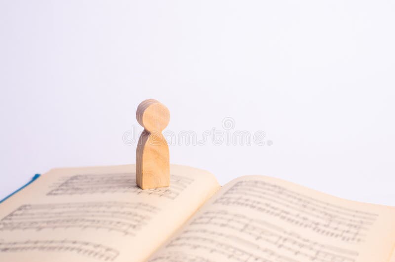 La personne se tient aux pages du livre et lit son contenu Homme sur les notes musicales Le concept de l'éducation photo stock La personne se tient aux pages du livre et lit son contenu Homme sur les notes musicales Le concept de l'éducation photo stock