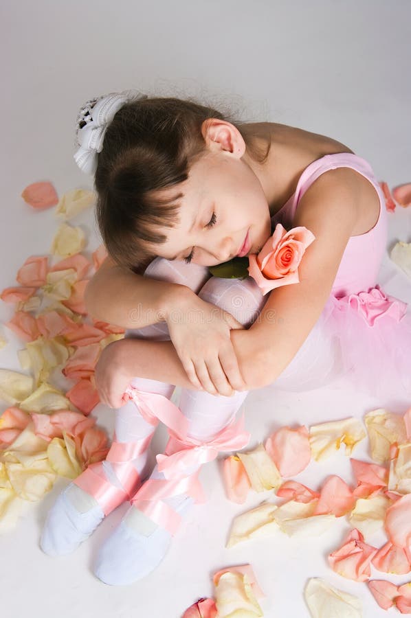 La petite ballerine fatiguée photographie stock libre de droits La petite ballerine fatiguée photographie stock libre de droits