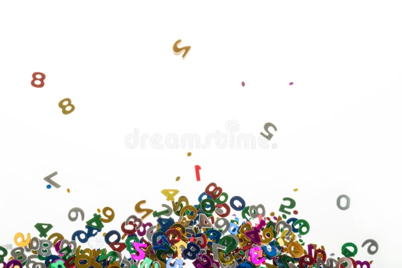 La petite couleur numérote des confettis sur le blanc image stock La petite couleur numérote des confettis sur le blanc image stock