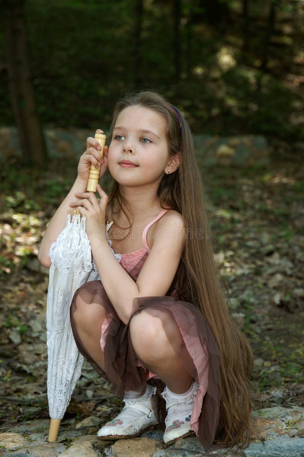 La petite fille photo stock. Image du brillamment, sourire 20906984