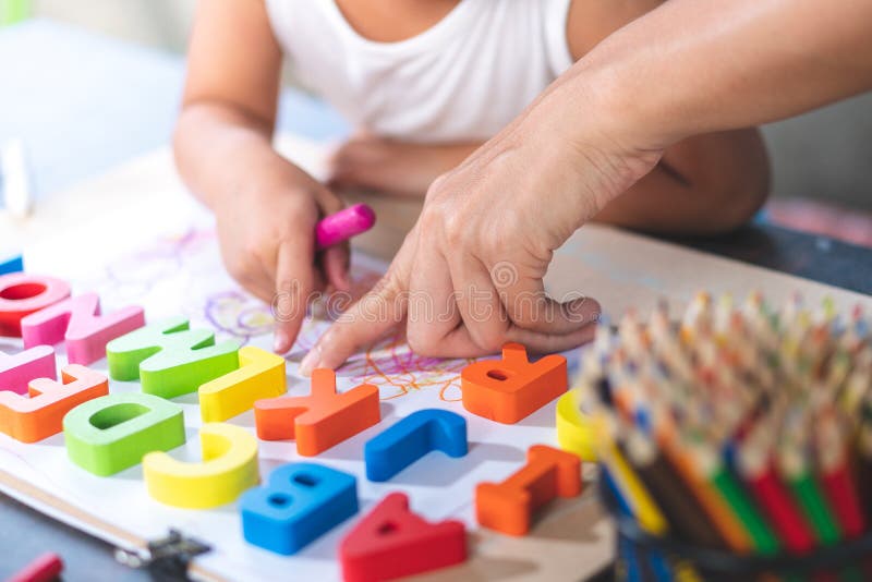 La petite fille asiatique apprend les lettres anglaises photos stock La petite fille asiatique apprend les lettres anglaises photos stock