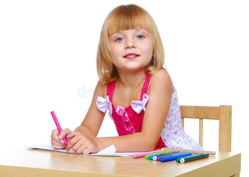La petite fille dans une robe rouge dessine photographie stock La petite fille dans une robe rouge dessine photographie stock