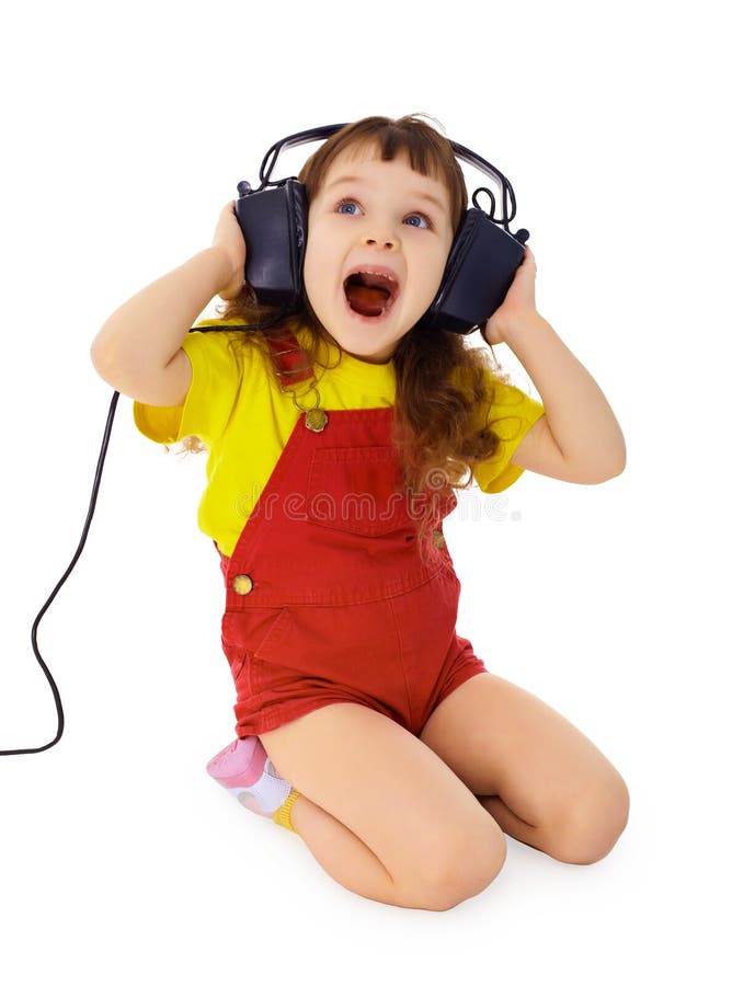 La petite fille gaie chante la musique image stock La petite fille gaie chante la musique image stock