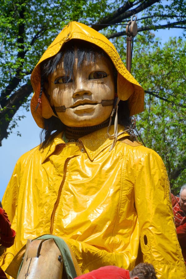 La Petite Fille Géante Qui Dort En Place Darme Photographie éditorial