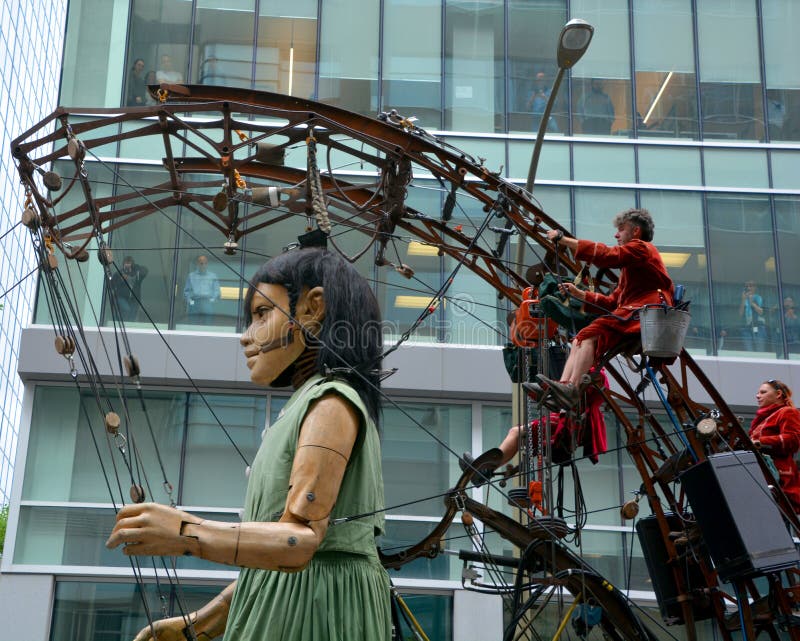 La Petite Fille Géante Qui Dort En Place Darme Image stock éditorial