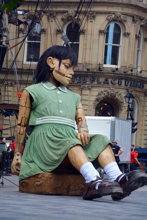 La petite fille géante photographie éditorial. Image du canada 93607117