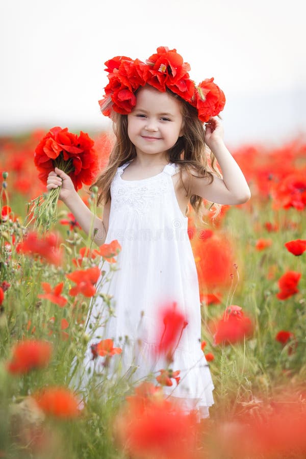 La petite fille mignonne jouant dans les pavots rouges mettent en place la beauté et le bonheur France de jour d'été image stock La petite fille mignonne jouant dans les pavots rouges mettent en place la beauté et le bonheur France de jour d'été image stock