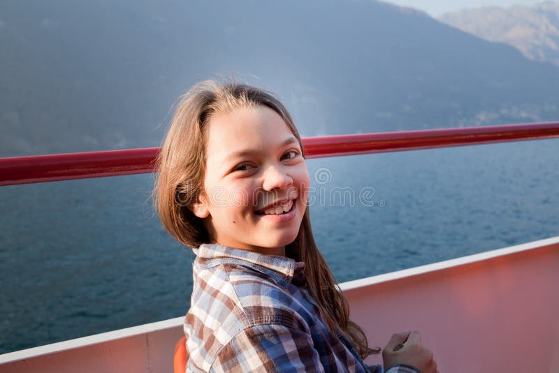 La petite fille sourit sur un bateau images stock