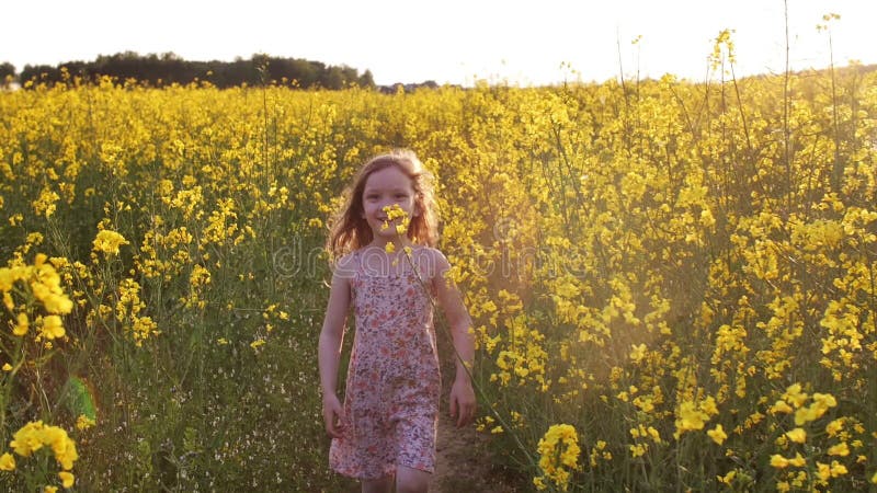 La petite fille va et puis commence courir MOIS lent