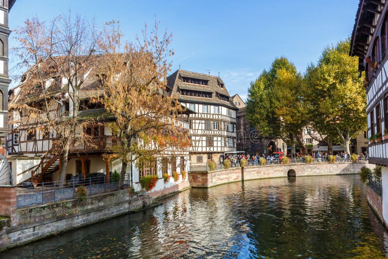 La petite france historisk halvtidshus vid flodmynningen i Strasbourg
