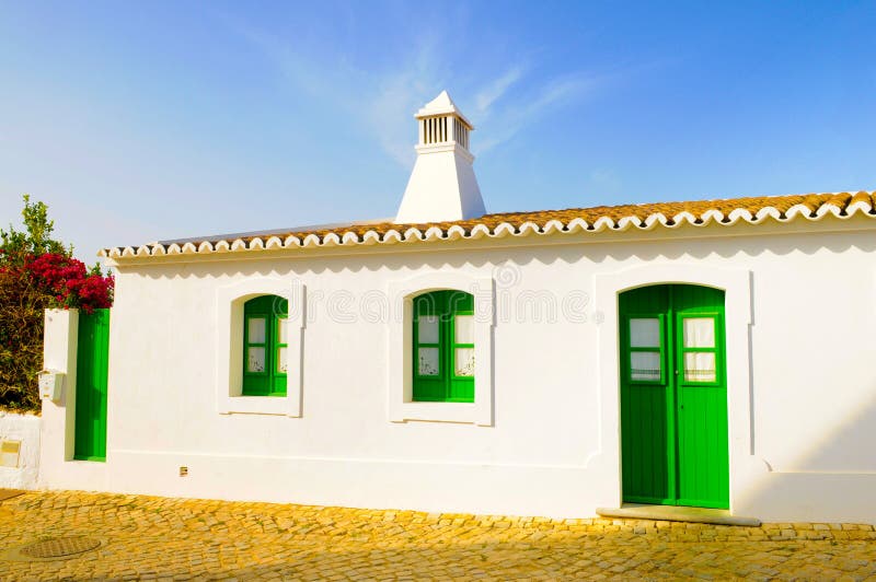 La petite Maison Blanche, bâtiment du sud typique du Portugal, Travrl l'Europe photos stock La petite Maison Blanche, bâtiment du sud typique du Portugal, Travrl l'Europe photos stock