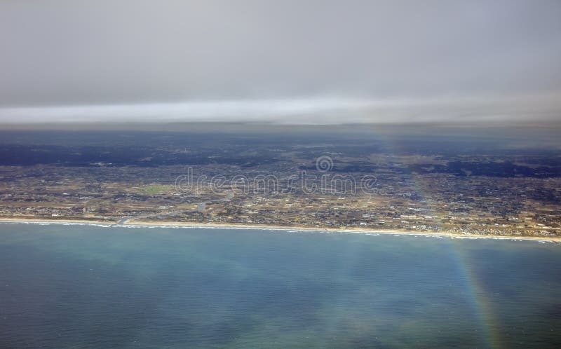 La photo aérienne du paysage et le Japon marchent autour de la baie de Tokyo s'étendant complètement à l'horizon pendant l'arc-en images stock La photo aérienne du paysage et le Japon marchent autour de la baie de Tokyo s'étendant complètement à l'horizon pendant l'arc-en images stock